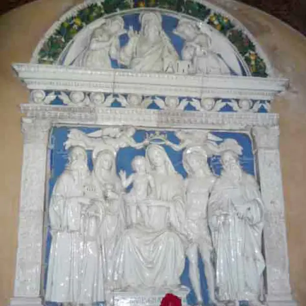 <p>Andrea della Robbia. <em>La Vergine con il Bambino e santi.</em> sec. XV Terracotta invetriata. Camaldoli, Sacro Eremo</p>
