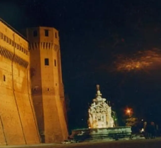 <p>Piazza del Popolo a Cesena con la<em> Rocca malatestiana</em> e la<em> Fontana</em> di Masini</p>
