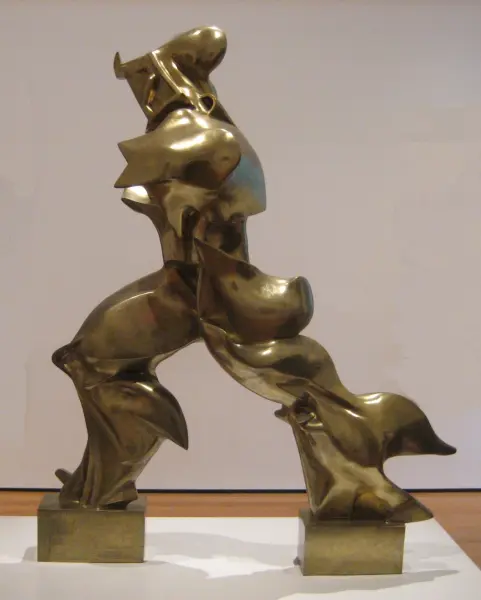 <p><em>Umberto Boccioni. Le forme uniche nella continuità dello spazio. 1913. Bronzo. </em></p>
